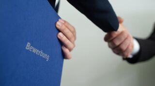 Wer äußerlich attraktiv ist, hat nicht überall auf der Welt gute Karten beim Bewerbungsgespräch oder Gehaltsverhandlungen.