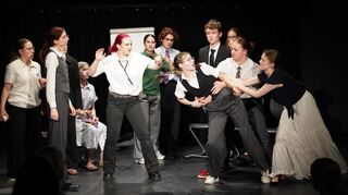 Die Englisch-Theater-AG des Alten Kurfürstlichen Gymnasiums überzeugte im Speichertheater mit ihrer Inszenierung von „Twelve Angry Man“.