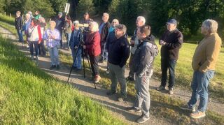 Unterwegs blieb die Gruppe immer wieder stehen, lauschte den Gesängen und beobachtete mit den Ferngläsern.