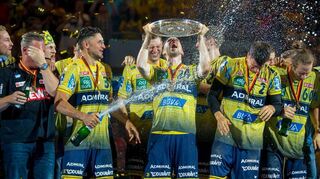Patrick Groetzki mit der Meisterschale nach dem Titelgewinn 2017.
