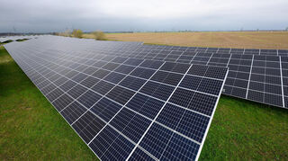 Gefragte Sonnenkraft: Ein Photovoltaik-Speicher-Kraftwerk ist auf diesem dpa-Symbolfoto auf einer Wiese montiert.