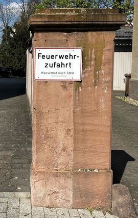 Der linke Teil dieses Doppelpfostens ist alles, was noch von dem Haus zu sehen ist, das früher in der Bahnhofstraße 29 stand.