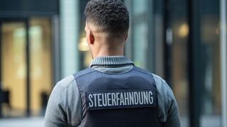 Die Steuerfahndung hat bei einer internationalen Großrazzia zugeschlagen.