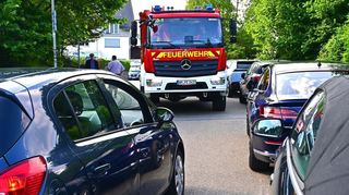 Im Ernstfall kann wertvolle Zeit für die Feuerwehr verloren gehen. Parkende Fahrzeuge und Begegnungsverkehr behindern die Ausfahrt der Helfer.