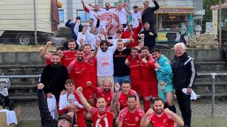 AUsgalassener Aufstiegsjubel bei den Zwingenberger Fußnallern.