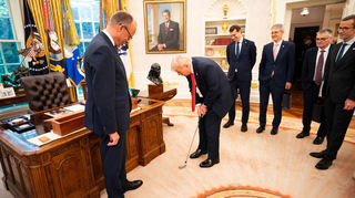 Bundeskanzler Friedrich (l.) Merz hat US-Präsident Donald Trump als Gastgeschenk einen Golfschläger geschenkt, den dieser im Oval Office ausprobiert.