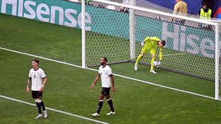 Mehr als nur ein Stimmungsdämpfer: Robin Koch (v.l.), Jonathan Tah und Torhüter Marc-André ter Stegen nach Frankreichs Treffer zum 0:2 in Stuttgart.