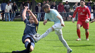 SVS-Torwart Sander (re.) ist bereits ausgespielt, doch Rachid Aarab rettet (li.) gegen Rink-Reinhardt.