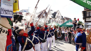 Mit den Salutschüssen der Bensheimer Bürgerwehr wird das Bürgefest traditionell am Storchnnest in der unteren Fußgängerzone eröffnet.