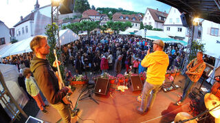 Das Zwingenberger Weinfest am Pfingstwochenende zog trotz der Wetterkapriolen wieder zahlreiche Besucher an. Am Samstag sorgte die Band Sam's Living Room für die musikalische Unerhaltung.