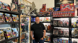 Star Wars, Star Trek, Battlestar Galactica: Figuren aus den unterschiedlichen Filmen und Serien haben ihren Platz im Keller von Marc Schiller. Natürlich originalverpackt – und manchmal auch mit Autogramm.