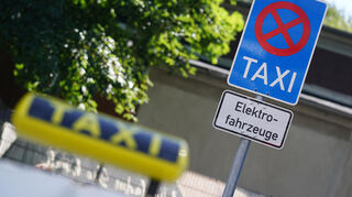 Ein E-Taxi steht in Hamburg an einer Schnellladesäule für Taxis am S-Bahnhof Eidelstedt. Im Rahmen des Programms „Zukunftstaxi“ fördert die Stadt Hamburg die Umstellung von Hamburgs Taxi-Flotte auf elektrischen Antrieb.