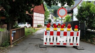 Zum wiederholten Mal befasste sich der Schlierbacher Ortsbeirat mit der gesperrten Brücke in der Ortsmitte. Die Absperrung soll nach Möglichkeit „optisch aufgewertet" und das Parken direkt dahinter erschwert werden.