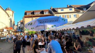 Konnte man bei der Eröffnung im vergangenen Jahr am frühen Freitagabend noch gemütlich vom Amtshof zum Marktplatz schlendern, war später am Abend kaum noch ein Durchkommen.