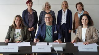 Die Erste Kreisbeigeordnete Angelika Beckenbach, der Leiter des Bergsträßer Jugendamtes Kai Kuhnert und die Kinderärztin Dr. Franziska Prehler (vorne, v. l.) bei der Unterzeichnung der Kooperationsvereinbarung zwischen den „Frühen Hilfen“ und der Kinderarztpraxis.