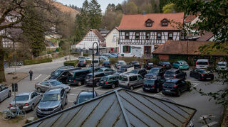 Die Grünen fordern Parkgebühren in der Auerbacher Bachgasse zur Verbesserung der Parkplatzsituation für Besucher des Fürstenlagers.