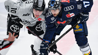 Justin Schütz (links), hier im Zweikampf mit Abbott Girduckis vom ERC Ingolstadt, soll in der neuen DEL-Saison die Torproduktion bei den Adlern ankurbeln.