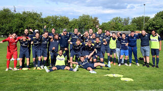 Am Ziel ihrer Träume sind die Fußballer des SV Schwanheim um Trainer Wolfgang Jäger (etwa Bildmitte, mit Kappe) angekommen.