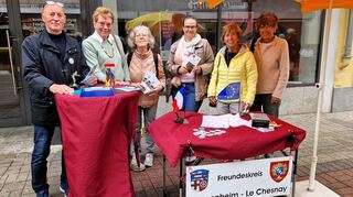 Am Infostand in der Fußgängerzone warb der Freundeskreis Heppenheim-Le Chesnay für die Veranstaltungen im Jubiläumsjahr. Die Partnerschaft mit der französischen Gemeinde wird seit 50 Jahren offiziell gepflegt.