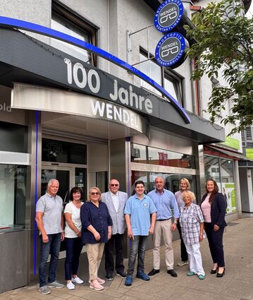 Ein Familienbetrieb: 3. Generation: Heinz und Rita Wendel (3. u. 4. v.l.), 5. Generation: Christian Wendel (5. v.l.), 4. Generation: Roland Wendel (6. v.l.),Wendel-Team: Ralph Dibus, Anette Matthies, Ruth Jünge, Katharina Huber und Inge Schader
