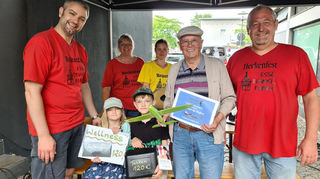 Von links Alexander Wüst mit seinen Kindern Ria und Tom Dietl, Waldemar Gutschalk und Andreas Schumacher. Im Hintergrund Andrea Mizera (links) und Corinna Lutz.