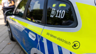 Ein batterieelektrisch angetriebenes Einsatzfahrzeug der Polizei.