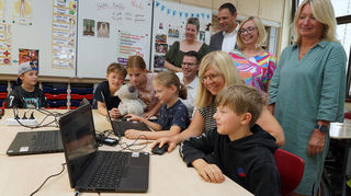 Die Grundschule bietet bereits IT-Schulungen ab Klasse 2 in Kooperation mit einem externen Anbieter an, um digitale Fähigkeiten früh zu fördern.