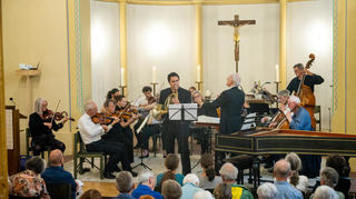 Die Hahnmühle-Stiftung hatte zu einem Benefizkonzert in die Michaelskirche eingeladen. Als Dirigent konnte der international tätige Künstler Ola Rudner gewonnen werden. Auf dem Bild als Hornist im Vordergrund Jonas Rudner, Sohn des Dirigenten.