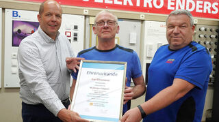 Heiko Enders (rechts) und Dietmar Schott, Geschäftsführer der Bergsträßer Kreishandwerkerschaft (links), gratulierten Karl Obenauer mit einer Ehrenurkunde und in einem Gespräch zu seinem außergewöhnlichen Betriebsjubiläum.