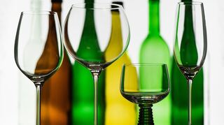 Ein langer Stiel verhindert, dass sich der Wein durch die Hand erwärmt.