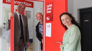 Pressegespräch des Caritasverbandes in Bensheim: (v.l.) Caritasdirektor Winfried Hoffmann, Andreas Waldenmeier, Leiter Caritaszentrum Bensheim, und Johanna Leichtweiß, Leitung Migrationsdienst.