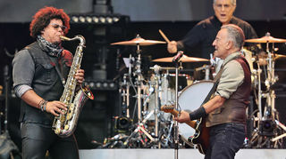 Keine großen Show-Effekte nötig, nur Musik (von links): Saxophonist Clerence Clemons sowie Max Weinberg on Drums und Bruce Springsteen.