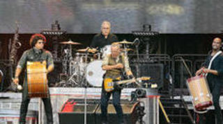 In Aktion (von links): Nils Lofgren, Ed Manion (oben) Jake Clemons, Max Weinberg, Bruce Springsteen, Anthony Almonte und Steve van Zandt.