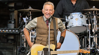 Strahlt und scheint gegen Ende des Konzerts in Frankfurt immer jünger zu werden: Bruce Springsteen (75).