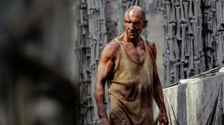 Ralph Fiennes als Dr. Kelson in einer Szene des Films „28 Years Later“. Er kam am 19. Juni in die deutschen Kinos.