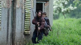 Aaron Taylor-Johnson als Jamie (vorn) und Alfie Williams als Spike in einer Szene des Films „28 Years Later“.