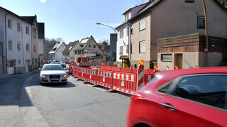 Seit März besteht die einseitige Absperrung auf Höhe des Hauses 144 an der Heppenheimer Siegfriedstraße (B460) mit zwei Ampeln. Sie dient zur Entlastung der maroden Stadtbachverdolung an dieser Stelle. Gebaut wird dort zurzeit aber noch nicht.
