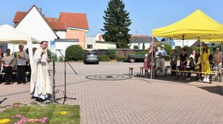 Pfarrer Michael Bartmann (links) feierte, unterstützt von den ehemaligen Einhäuser Geistlichen Hermann-Josef Herd und Klaus Rein, den Freiluft-Gottesdienst auf dem Einhäuser Juxplatz. Im Bild auch der Blumenteppich, den Frauenbund-Mitglieder am frühen Morgen verlegt hatten.