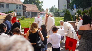 Am Löwenbrunnen war ein Altar aufgebaut.