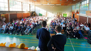In der Turnhalle der Mittelpunktschule wurden die Abschlussklassen der Haupt- und Realschule verabschiedet.