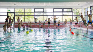 Spaß im Hallenbad hatten diese Kinder bereits im Jahr 2018. In diesem Jahr bieten die Naturfreunde Kanutraining im Hallenbad an.