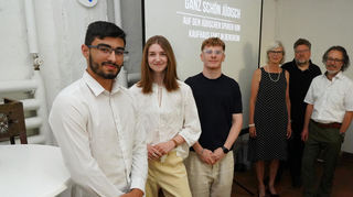 Die Filmpremiere zur jüdischen Geschichte des Kaufhauses Ganz mit den am Projekt beteiligten Schülern (v.li.) Yassi Zubair, Sophie Suchy, Marc Schwindt sowie Gerhild Hoppe-Renner von der Schulleitung und den Lehrern Peter Ströbel und Frank Maus