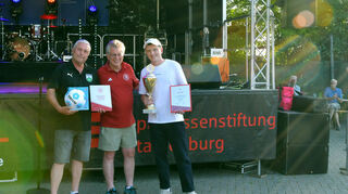 Seitheriger Kreisfußballwart Reiner Held (Mitte) übergibt Urkunde, Tafel, Pokal und einen Bundesligaball an die B-Jugend mit Klub-Vorsitzendem Klaus Martin (links) und Trainer Max Heinzmann. Die B-Jugend ist in die Gruppenliga aufgestiegen. Danach stand „The Groove Generation“ auf der Bühne am Zentgericht.