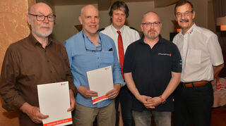 DRK-Kreisverbandsarzt Marc Oliver Baur (Mitte), Bereitschaftsleiter Sven Rascher (Zweiter von rechts) und der stellvertretende DRK-Kreisvorsitzende Felix Kusicka (rechts) ehrten Ferdinand Kosch (links) für 50-jährige DRK-Mitgliedschaft und den Lautertaler DRK-Vorsitzenden Andreas Heun für fünfjährige Mitgliedschaft.