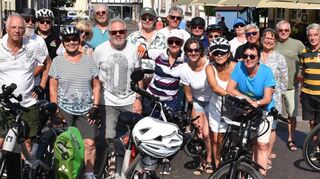 Die Mitglieder und Freunde des Skiclubs Einhausen-Lorsch begannen am Lorscher Benediktinerplatz ihre Radtour nach Weinheim.