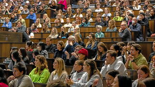 Studentinnen und Studenten im Audimax der Münchner LMU. picture alliance/dpa