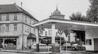 Als Fritz Scheid im Jahr 1965 die Tankstelle an der Rodensteinstraße fotografierte, stand das Geschäftsgebäude noch, das dem Gelände den Namen verlieh.