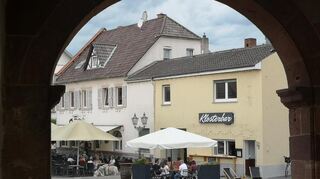 Das Gebäude, in dem zuletzt die „Klosterbar“ residierte, wird abgerissen. Neubebauung und Hoföffnung sollen den Platz an der Torhalle noch attraktiver machen.