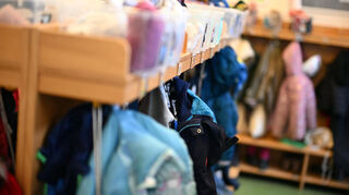 Ab dem 1. August soll in Kitas eine monatliche Pauschale für Mittagessen eingeführt werden: 72 Euro für Kinder unter drei Jahren und 74 Euro für Kinder ab drei Jahren.