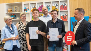Beim Tag der Mathematik überzeugten Henry Martin und Malte Löffler (2.v.re.) mit ihren Rechenkünsten die Jury. Dafür wurden sie jetzt mit Stipendien belohnt. Unser Bild zeigt (v.lil.) Esther Schmitt (AKG), Schulleiterin Nicola Wölbern,Henry Martini, Tobias Baumann (Zentrum für Mathematik),Malte Löffler und Torsten Wienold von der Sparkasse Bensheim.